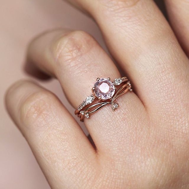 Anillo de compromiso dorado con piedra rosa