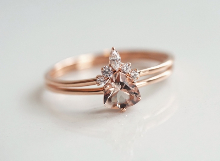 Anillo de compromiso dorado con piedra transparente