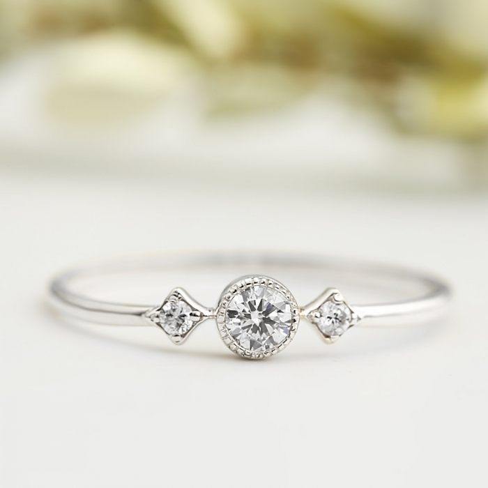 Anillo de compromiso dorado con piedra transparente