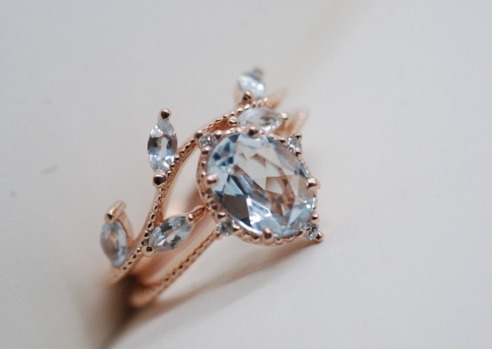 Anillo de compromiso dorado con piedra transparente