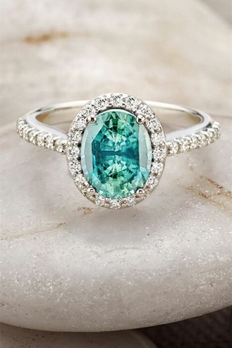 Anillo de compromiso dorado con piedra transparente