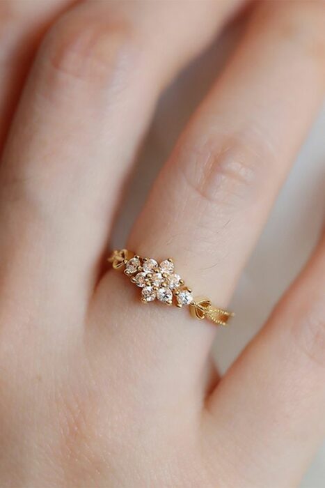 Anillo de compromiso dorado con piedra transparente