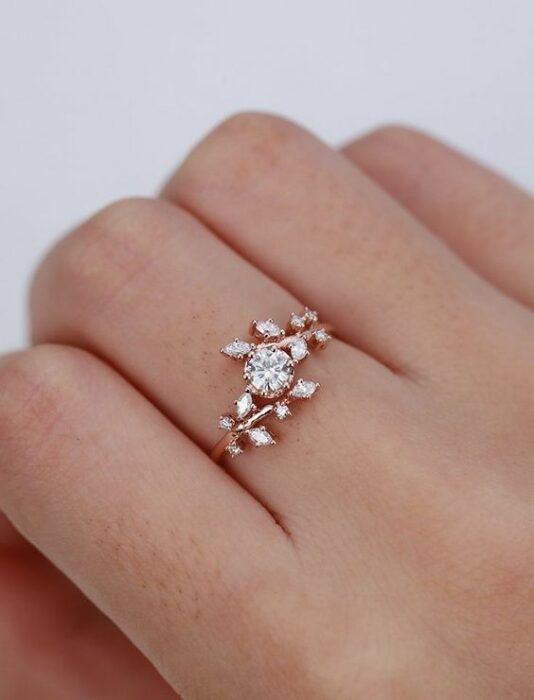 Anillo de compromiso dorado con piedra transparente