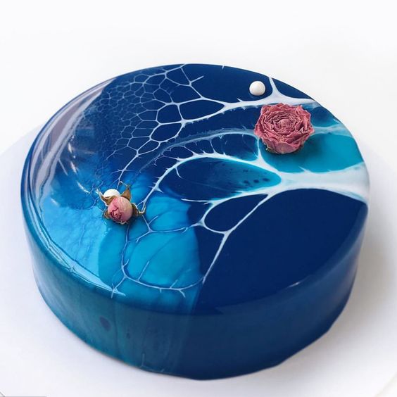 pastel en tonos azules con glaseado de azúcar ;17 Hermosos pasteles glaseados que te conquistarán a primera vista