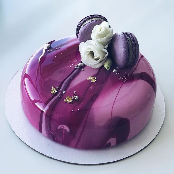pastel de frambuesa con macarrones ;17 Hermosos pasteles glaseados que te conquistarán a primera vista