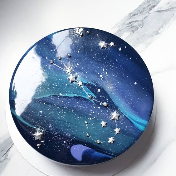 pastel decorado como el espacio estelar ;17 Hermosos pasteles glaseados que te conquistarán a primera vista