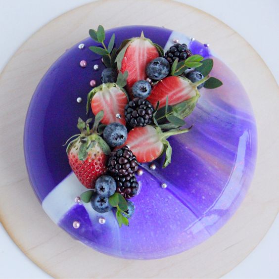 pastel con fresas y crema ;17 Hermosos pasteles glaseados que te conquistarán a primera vista