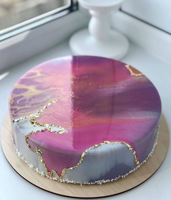 pastel con glaseado de espejo estilo cuarzo