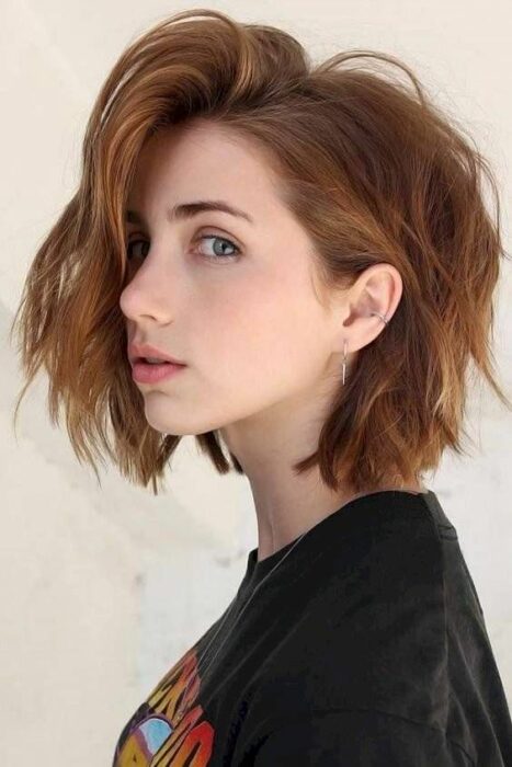 Chica con corte de cabello asimétrico y teñido; 13 Ideas para llevar cabello corto con estilo y actitud 