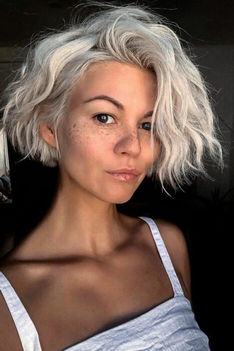 Chica con corte de cabello corto y en ondas; 13 Ideas para llevar cabello corto con estilo y actitud 