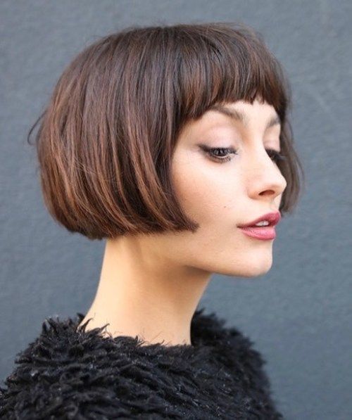 Chica con corte de cabello tipo hongo; 13 Ideas para llevar cabello corto con estilo y actitud 