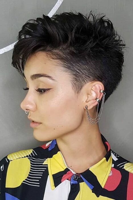 Chica con corte de cabello estilo mohicano; 13 Ideas para llevar cabello corto con estilo y actitud 