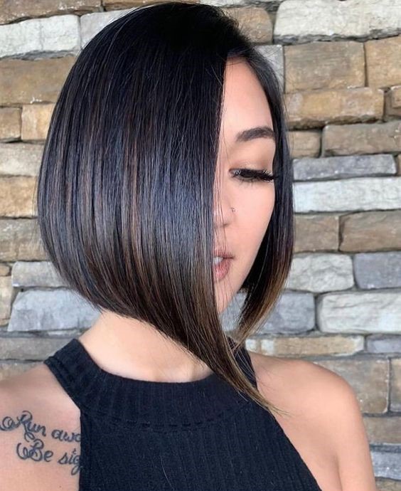 Chica con corte de cabello bob asimétrico; 13 Ideas para llevar cabello corto con estilo y actitud 