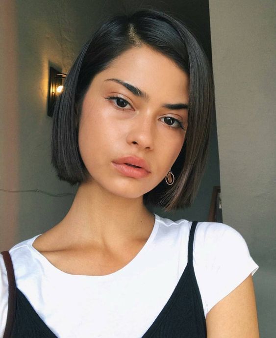 Chica con corte de cabello corto y parejo; 13 Ideas para llevar cabello corto con estilo y actitud 