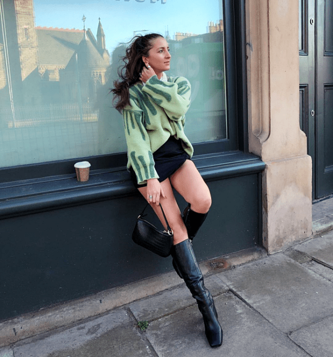 chica de cabello largo usando un outfit sesentero con minifalda, vestido, blusa, crop top, botas de plataforma en colores brillantes