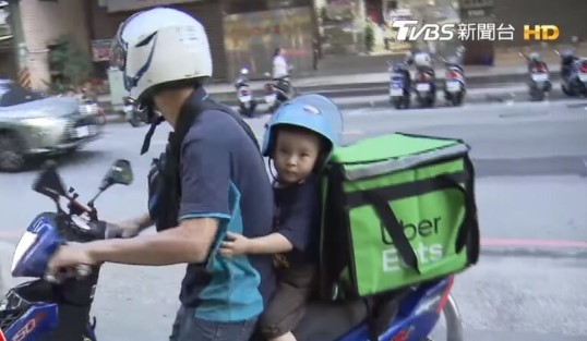 Papá soltero viajando con su hijo en la parte trasera de la motocicleta mientras entregan comida