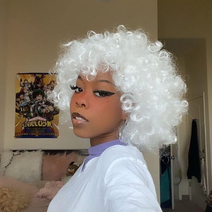 Chica con el cabello rizado y teñido de color platinado