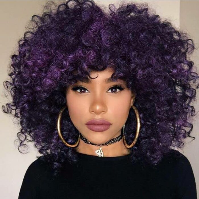 Chica con el cabello rizado y teñido de color púrpura