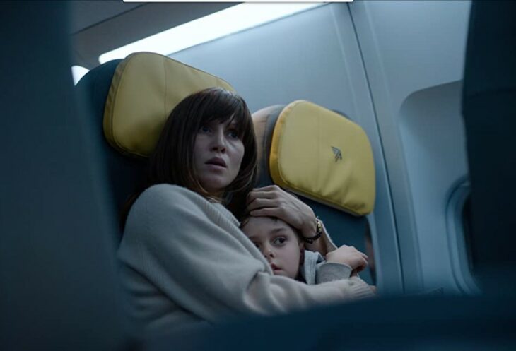 Escena de la película Cielo rojo sangre. Madre abrazando a su hijo en el avión