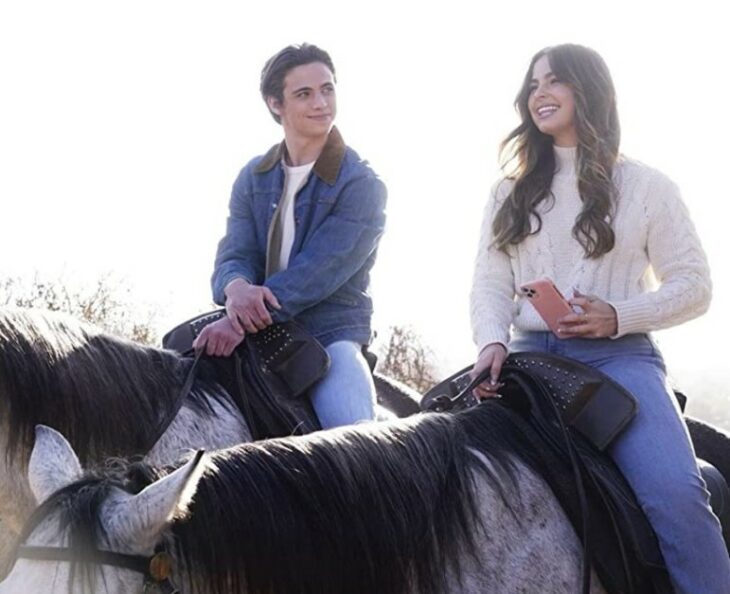 Escena de la película He's All That de Netflix. Pareja cabalgando en caballos