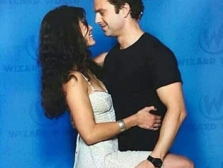 Sebastian Stan sosteniendo a una fan; Estas fotos de Sebastian Stan con sus fans te harán desear conocerlo en persona