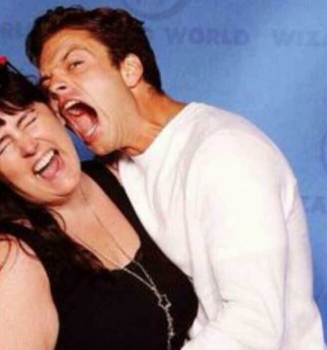Sebastian Stan fingiendo morder a una fan; Estas fotos de Sebastian Stan con sus fans te harán desear conocerlo en persona