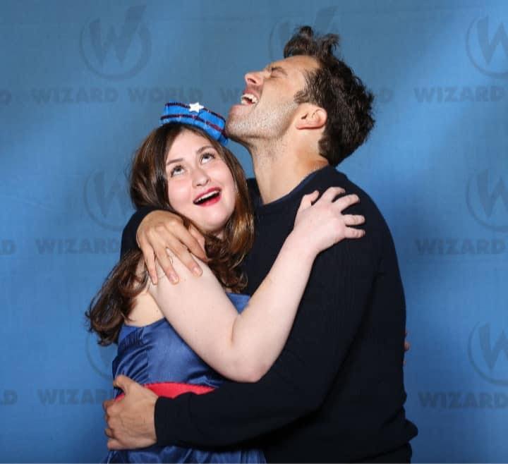 Sebastian Stan abrazando a una fan y haciendo gestos; Estas fotos de Sebastian Stan con sus fans te harán desear conocerlo en persona