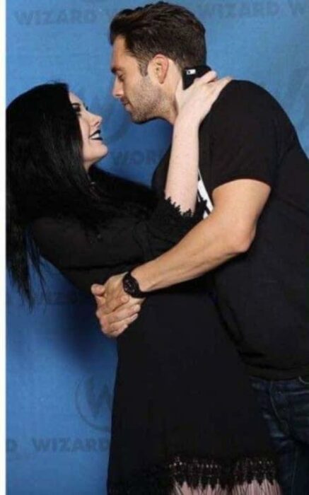 Sebastian Stan abrazando a una fan; Estas fotos de Sebastian Stan con sus fans te harán desear conocerlo en persona