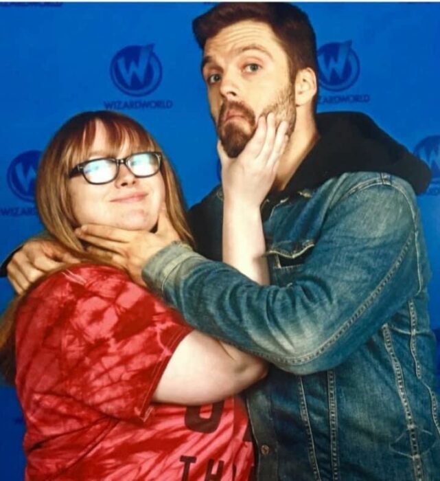 Sebastian Stan sujetando a una fan del rostro; Estas fotos de Sebastian Stan con sus fans te harán desear conocerlo en persona