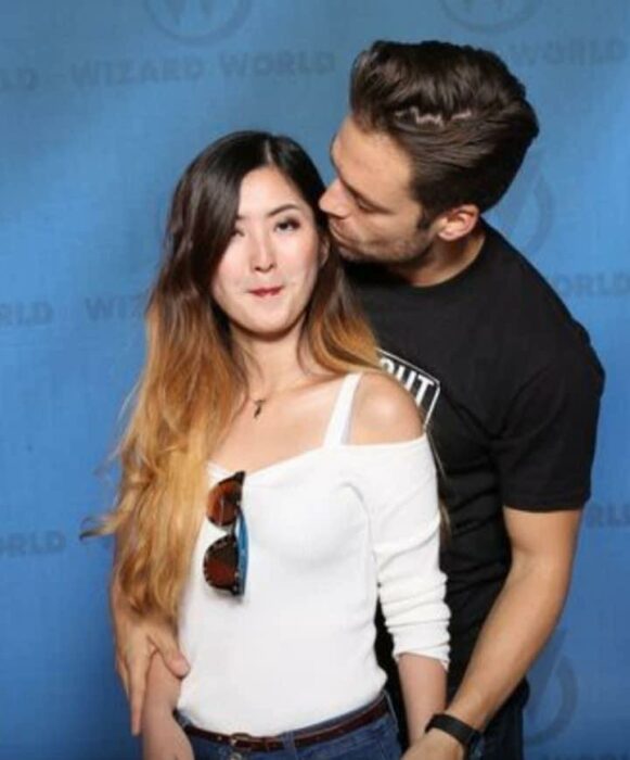 Sebastian Stan abrazando a una fan por la espalda; Estas fotos de Sebastian Stan con sus fans te harán desear conocerlo en persona