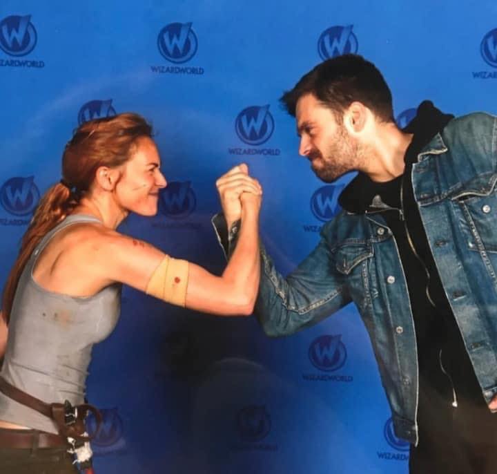 Sebastian Stan jugando con una fan; Estas fotos de Sebastian Stan con sus fans te harán desear conocerlo en persona