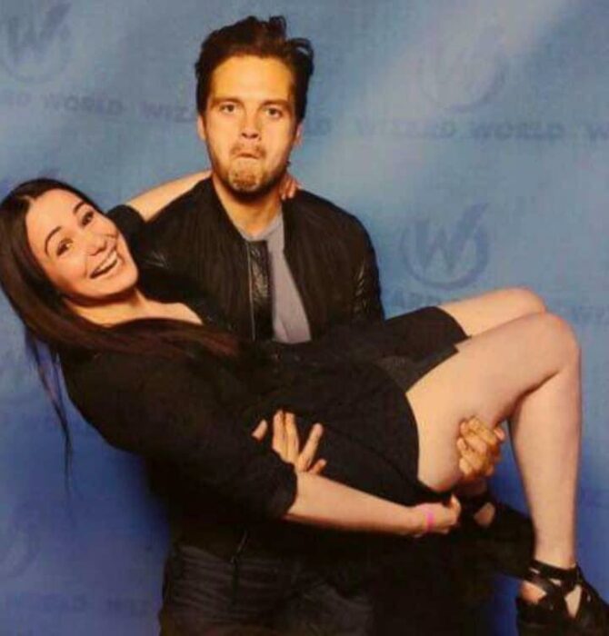 Sebastian Stan cargando en brazos a una fan; Estas fotos de Sebastian Stan con sus fans te harán desear conocerlo en persona