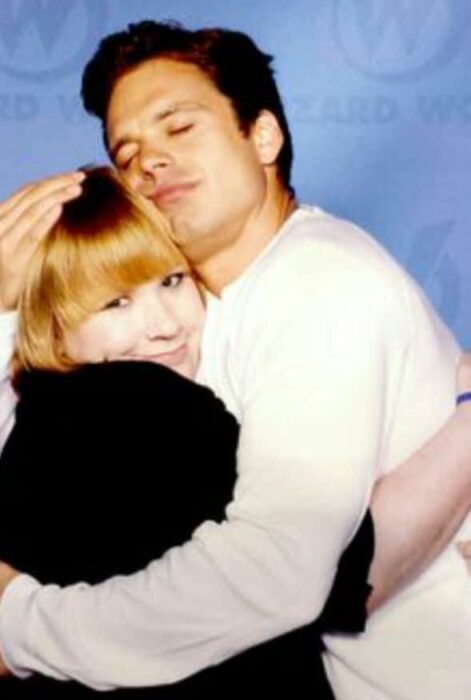 Sebastian Stan abrazando a una fan; Estas fotos de Sebastian Stan con sus fans te harán desear conocerlo en persona