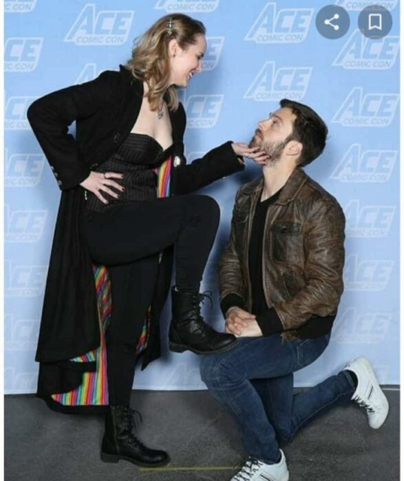 Sebastian Stan arrodillado ante una fan; Estas fotos de Sebastian Stan con sus fans te harán desear conocerlo en persona