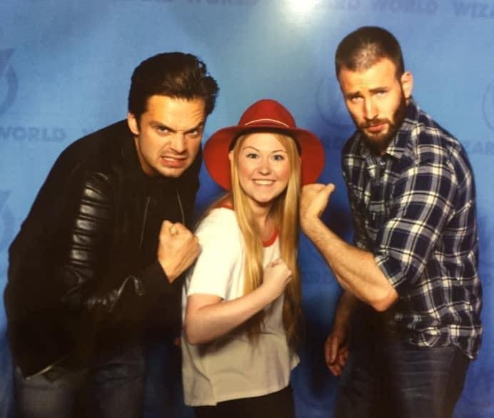 Sebastian Stan junto a una fan y Chris Evans; Estas fotos de Sebastian Stan con sus fans te harán desear conocerlo en persona