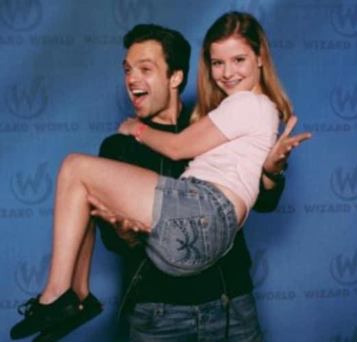 Sebastian Stan sorprendido al cargar a una fan; Estas fotos de Sebastian Stan con sus fans te harán desear conocerlo en persona