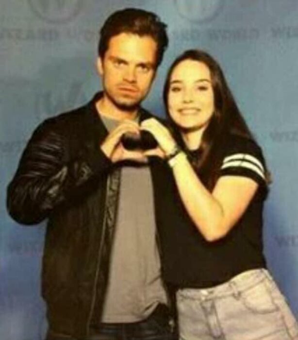 Sebastian Stan haciendo un corazón junto a una fan; Estas fotos de Sebastian Stan con sus fans te harán desear conocerlo en persona