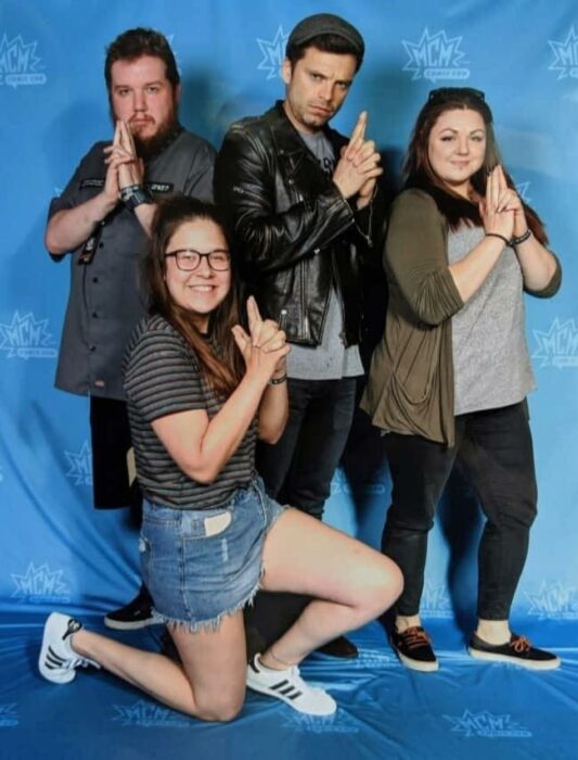 Sebastian Stan fingiendo ser detective junto a un grupo de fans; Estas fotos de Sebastian Stan con sus fans te harán desear conocerlo en persona