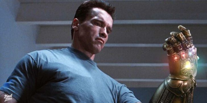 Arnold Schwarzenegger sosteniendo en su mano el guante con las gemas del infinito