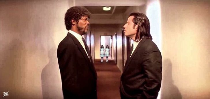 Personajes de Pulp Fiction viéndose mientras atrás están las gemelas de El Resplandor