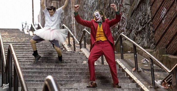 Ace Ventura bailando junto a El Joker