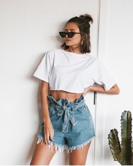 chica con playera blanca y short con moño;15 Ideas para llevar usar short sin parecer que vas al gym