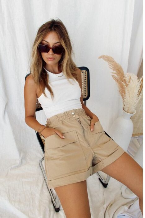 chica con playera blanca y short en tono beige;15 Ideas para llevar usar short sin parecer que vas al gym