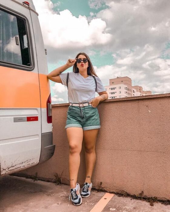 chica con short de mezclilla en tono verde;15 Ideas para llevar usar short sin parecer que vas al gym