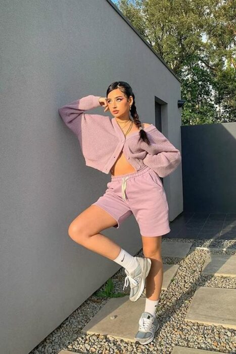 chica con short deportivo y suéter;15 Ideas para llevar usar short sin parecer que vas al gym