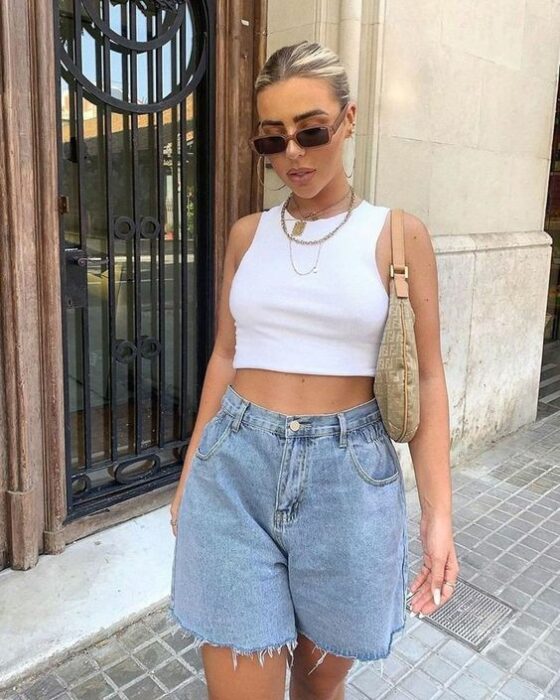 chica con mom short de mezclilla;15 Ideas para llevar usar short sin parecer que vas al gym