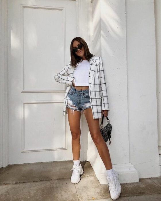 chica con short de mezclilla con blazer;15 Ideas para llevar usar short sin parecer que vas al gym