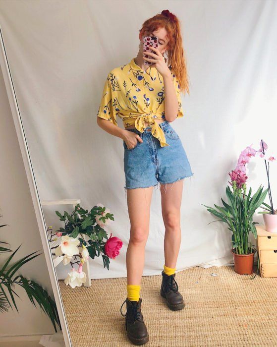 chica con short de mezclilla y playera amarilla;15 Ideas para llevar usar short sin parecer que vas al gym