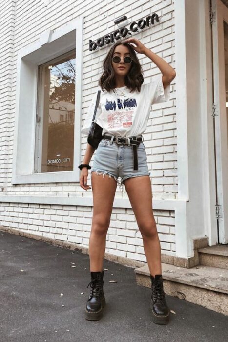 chica con short corto y desgastado;15 Ideas para llevar usar short sin parecer que vas al gym