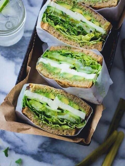 Sándwich de aguacate con espinacas  ;10 Desayunos tan saludables y deliciosos que te harán agua la boca 
